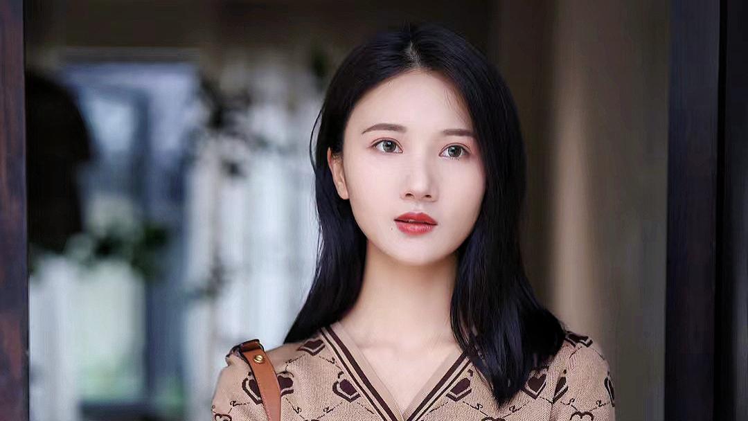 秋季短款针织衫开衫搭配白色裤子减龄，还能巧妙地修饰臂型。