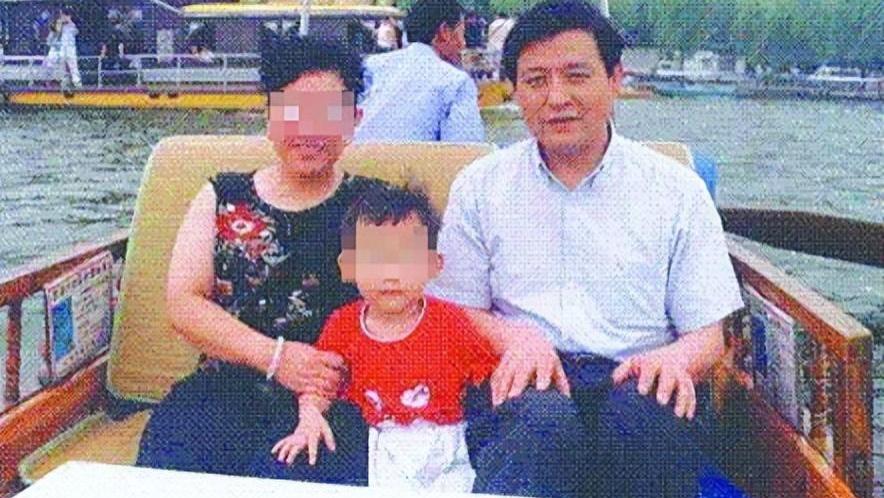 “一夫二妻”书记董峰：与情人欢爱让妻子在旁观战，妻子大义灭亲