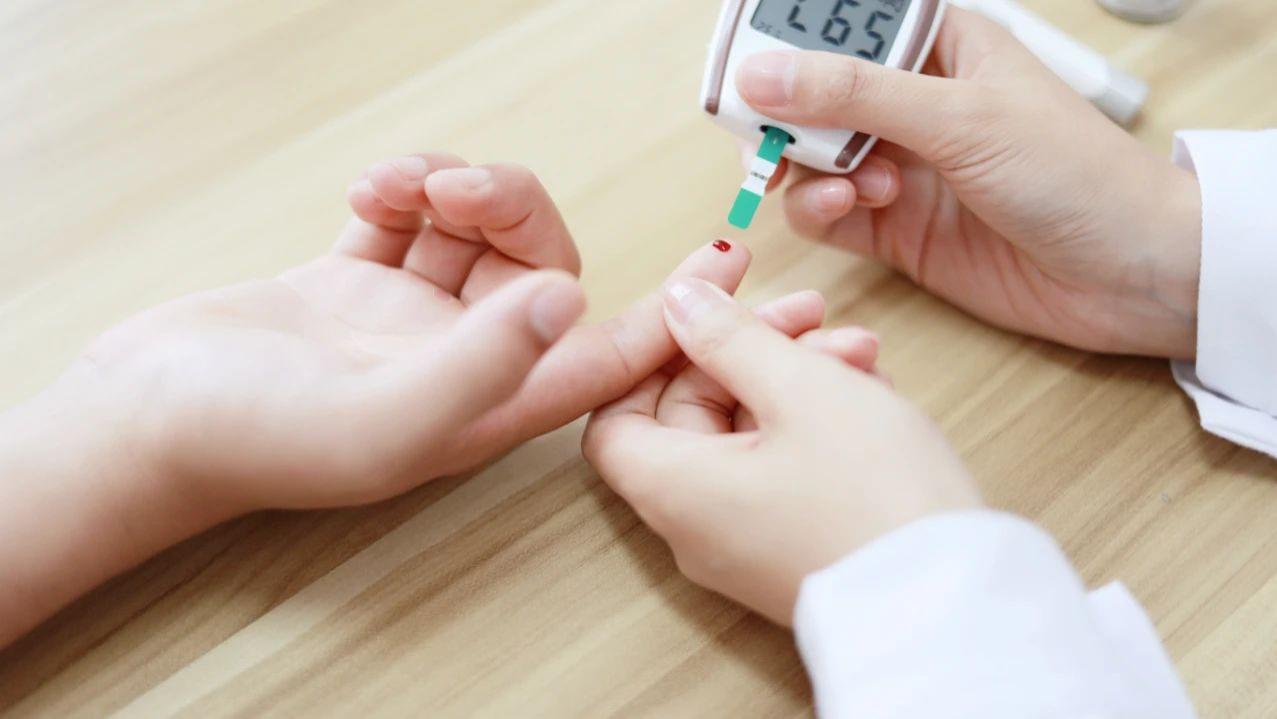 糖尿病为何越来越多？医生提醒：或与3类食物有关，劝你尽量少吃