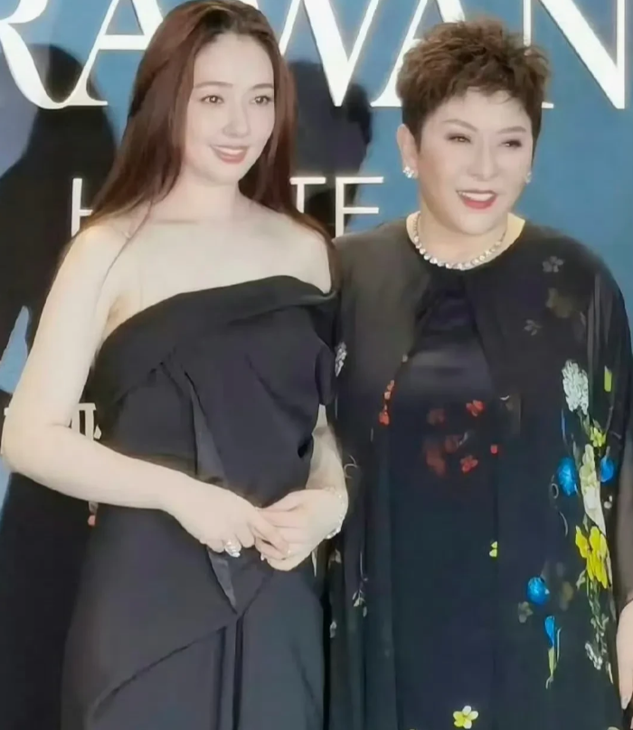 郭碧婷和奚梦瑶的经历向我们展示了一个事实，那就是嫁入豪门真的可以改变一个人的命运