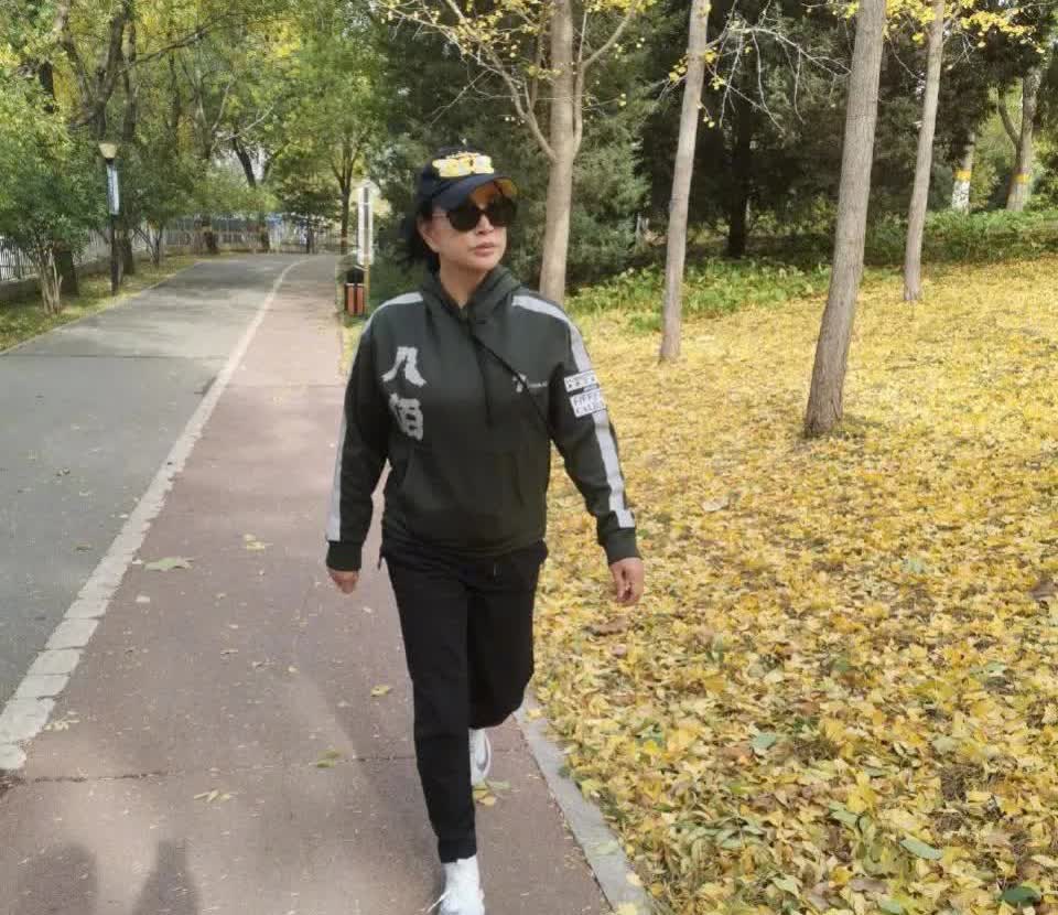 著名演员刘晓庆以其活力四溢的公园跑步场景引发了对老龄化的思考。这一场景挑战了人们