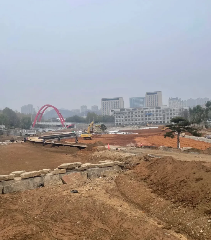 标大连理工大学！

工程耗费近亿元居然用来修了个人工湖[捂脸]，形象工程要不得，