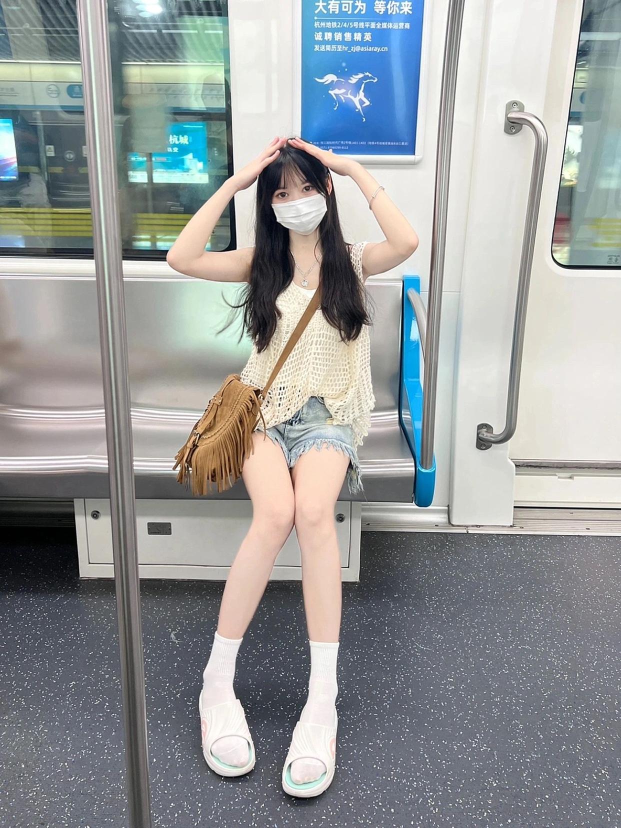 地铁上的长发小姐姐，肤白貌美大长腿，可爱清纯萌萌哒，这是谁家的小公主呀？
