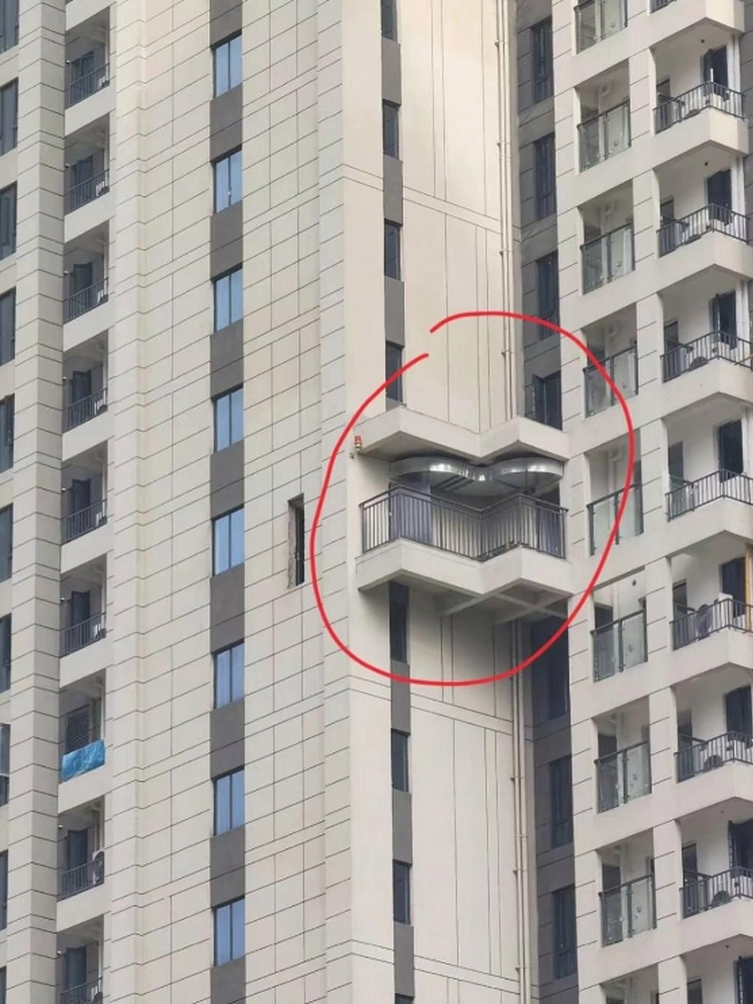 凭什么他家多个阳台？这是关系户，还是违建？