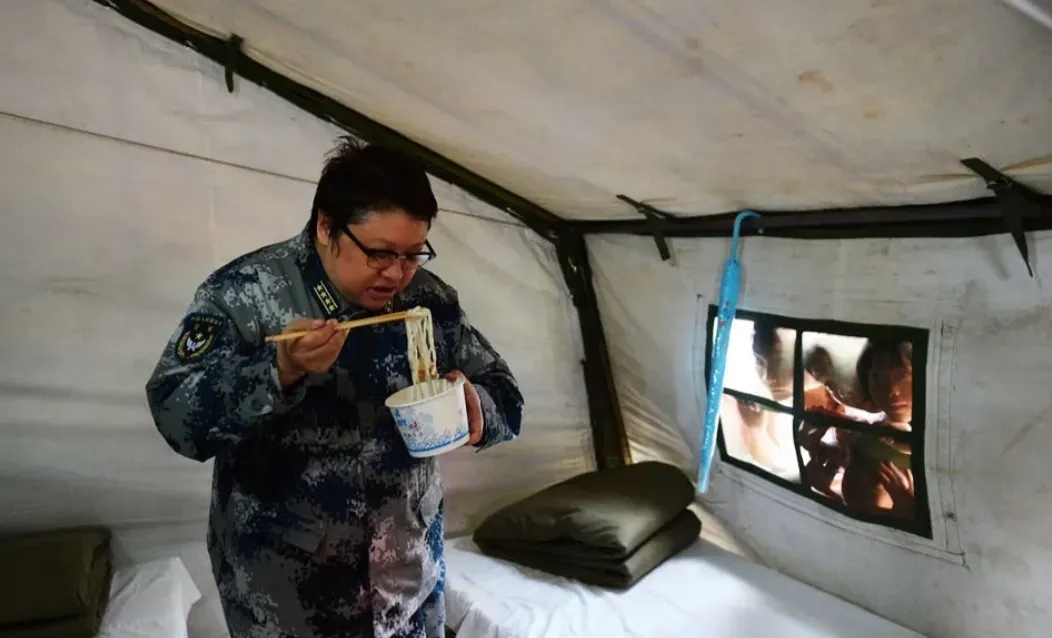 韩红的行为，无疑是大错特错的。身为公众人物，她本应在灾难发生的地方保持一定的距离