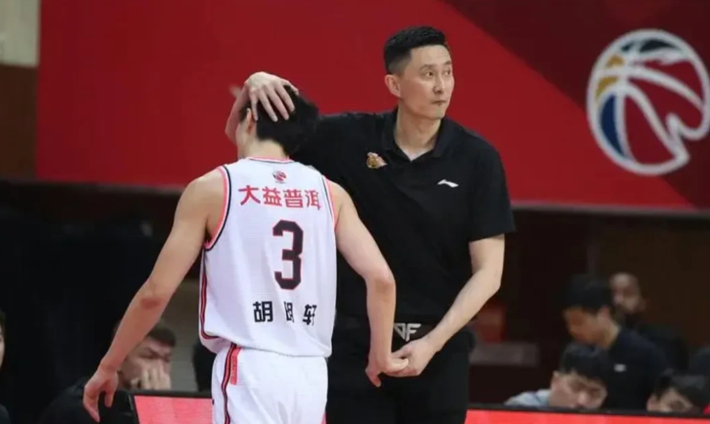 杜峰重用胡明轩而不是徐杰有原因有三:
1、杜锋希望将胡明轩培养成广东队的得分核心