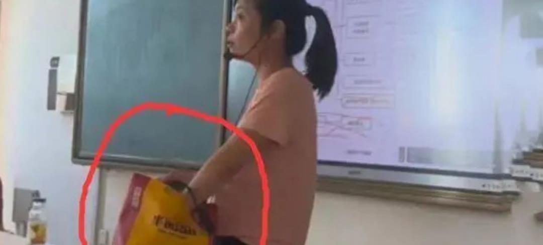 沈阳一大学女教授上课被拍，视频曝光后，网友：简直不敢相信！
视频中的“罐头瓶老师