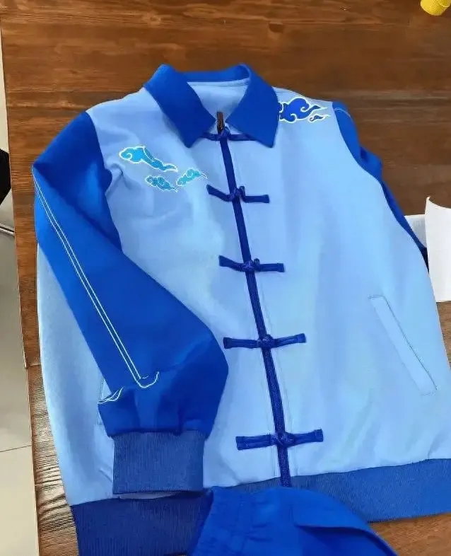 山东一中学校服被学生吐槽像“寿衣”
网友嘲笑这个是哪个大师设计的？
看这校服，还