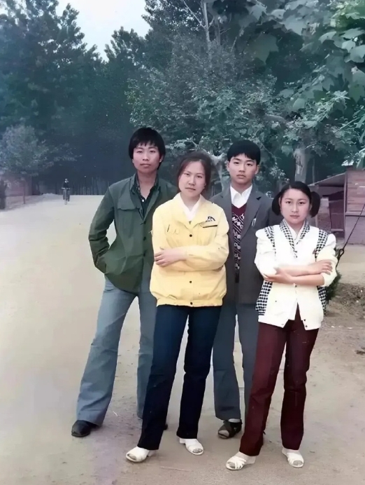 这张照片拍摄于1986年的江苏宿迁，30年后照片里的小男孩成了家喻户晓的大人物，