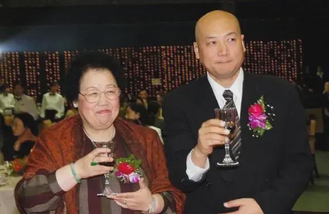 一次酒会中，王健林正与陈丽华碰杯时，一旁的迟重瑞按捺不住崇拜之情，也举杯过来说：
