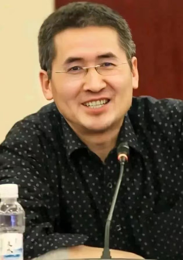 关注一下，记住他的名字，郑风田，是中国人民大学的教授。他指出，我国有18亿亩耕地