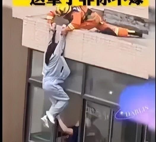 恭喜！两人结婚了,消防员为救轻生女意外拉掉裤子，手撑屁股
一个蓝色衣服的女孩在一