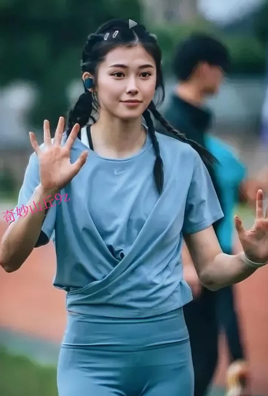估计这次有些网友不能说她张扬了吧！
吴艳妮再次获得冠军。在全国学青会上吴艳妮以1