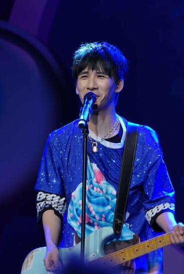 #大张伟演唱会擅改演出内容被罚#《营业性演出管理条例》规定，营业性演出包括所有门