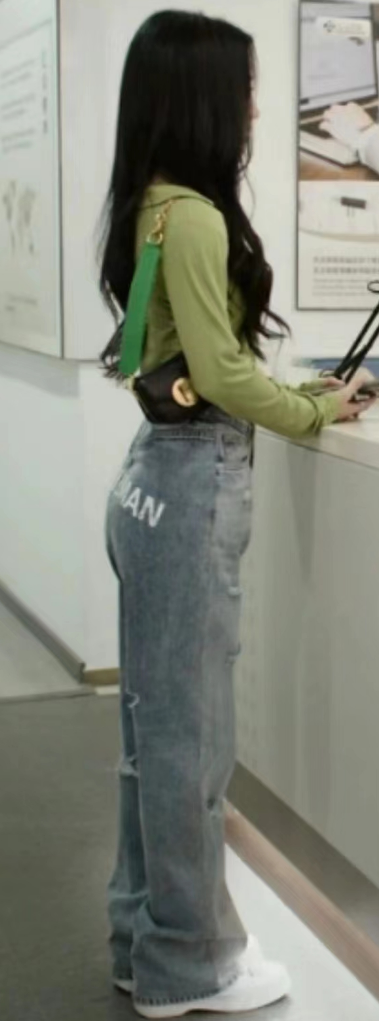 编剧应该是上过班的
这部剧的女生们背的包都挺符合人设的，背的包是大多数人买的起的