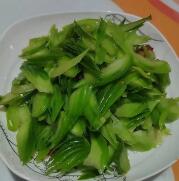 闺蜜给我寄了箱蔬菜，说价值2000元，我打开一看，就是普通的绿果子，顶多值20块