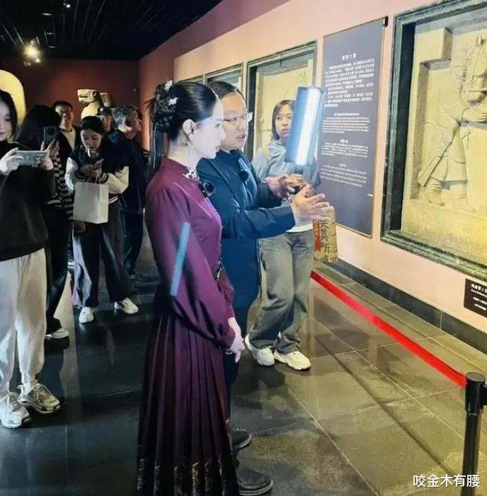 李若彤前脚在杭州扫货，转天现身西安观赏碑林，穿古典裙美到发光