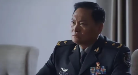 我以前当兵的单位是省军区，我的老首长是省军区司令员，他是部队副军长调过来并升任省