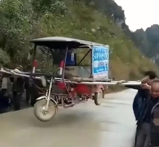 先给大爷点个赞！！！

什么也阻挡不了大爷回家的心！！！但大爷并没有胡搅蛮缠，而