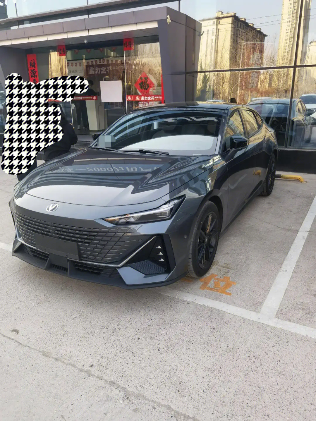 1.方向盘转动的时候，会挡住左侧电子后视镜，无论如何调整方向盘，都不行，而且方向