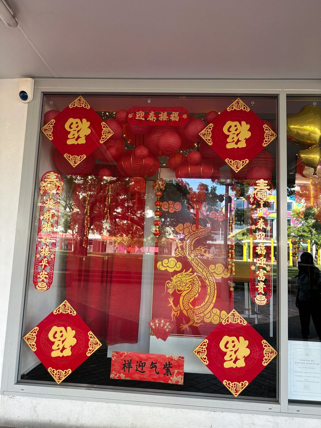 但凡你在汉密尔顿找个中国人问问 你都不
至于把横批贴到另一幅里
汉密尔顿商会贴春