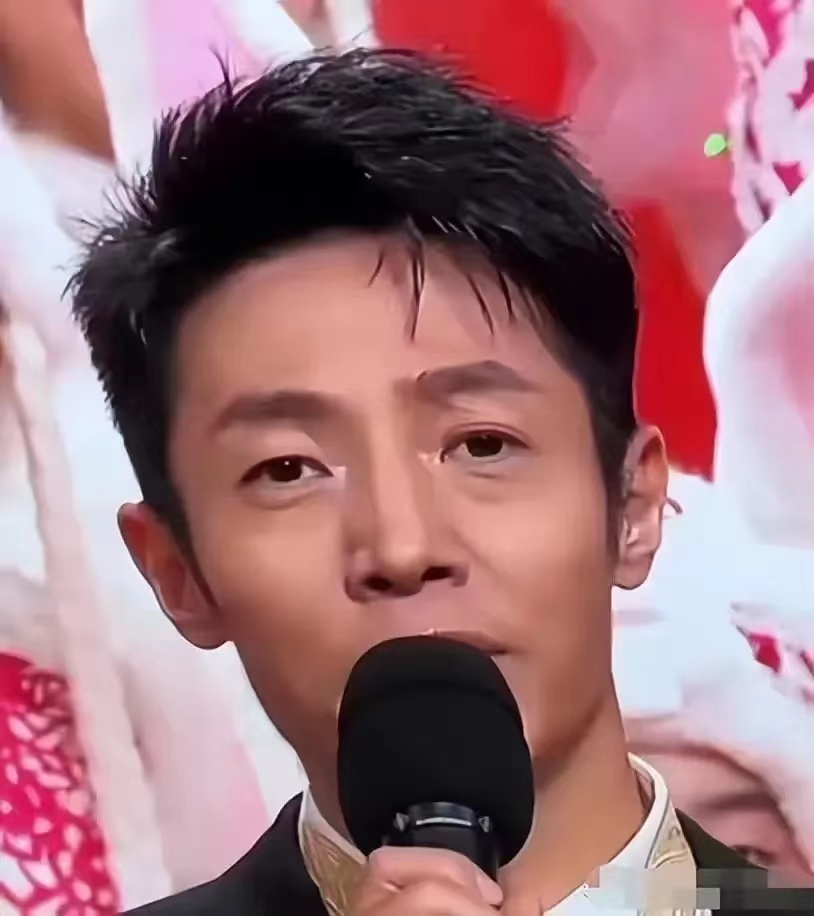 撒贝宁的这段话杀死了我的堕落，他说：
“如果你一天到晚拿着手机，
刷着微博，坐在