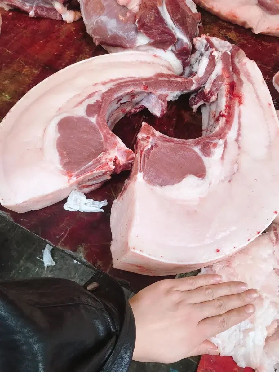 我父亲与亲戚购买了一些猪肉，每斤30元。取回家后一看，居然有15厘米的肥膘，全是