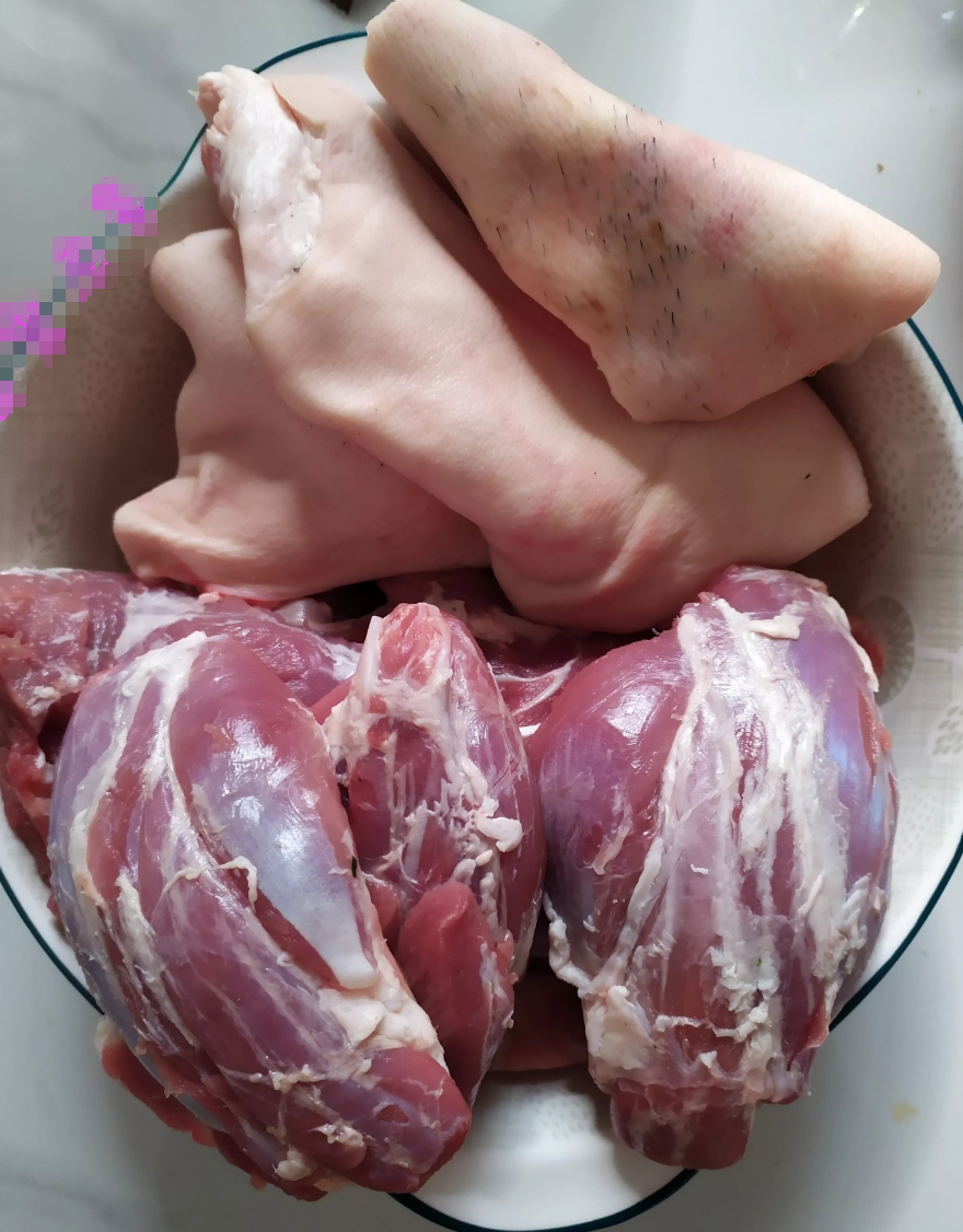 我老公贪便宜，去超市看见猪肉卖11.98元一斤，他一下子买了好几块猪肉，结果回来