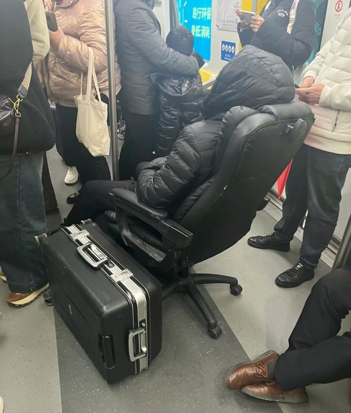自己买的椅子，被辞退了也要扛回家
