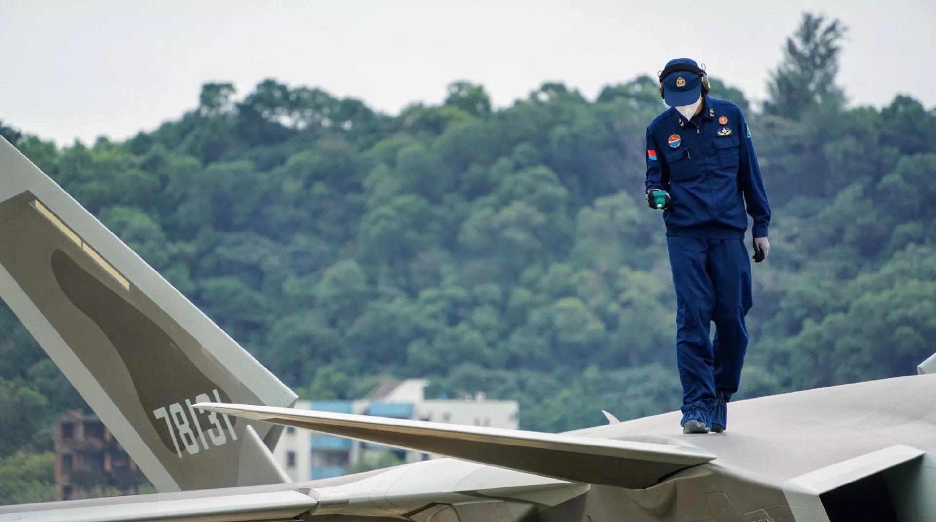 维修人员没有穿套鞋，直接登上歼20的机背和机翼。不仅如此，甚至在歼20还处于试飞