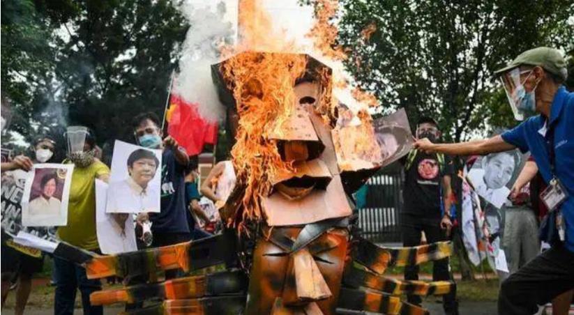 马科斯自取其咎

随着中菲关系不断添乱生变，马科斯正在不断加大力度，针对中国发动
