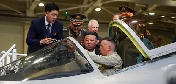 韩国这次肯定要恨俄罗斯了，金正恩被邀请参观共青城加加林飞机制造厂，并且还被邀请坐