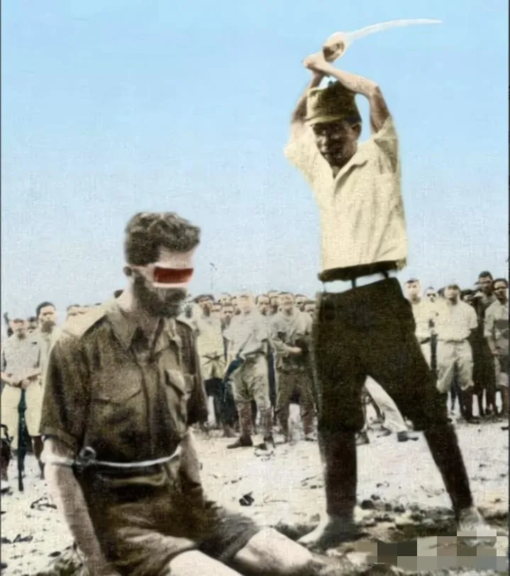 943年，一个日本士兵砍下一个男人的脑袋，当时还拍下了这张照片炫耀，殊不知正是这