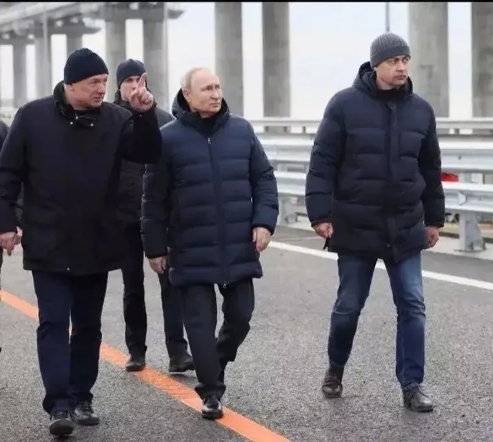 普京穿着那件羽绒服，是著名的意大利品牌Loro Piana（诺悠翩雅）羽绒服，价