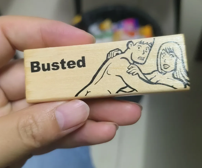 真的是心痛。为什么要让我们的孩子过早的接触这些东西？儿童积木上印了此画面，这不是