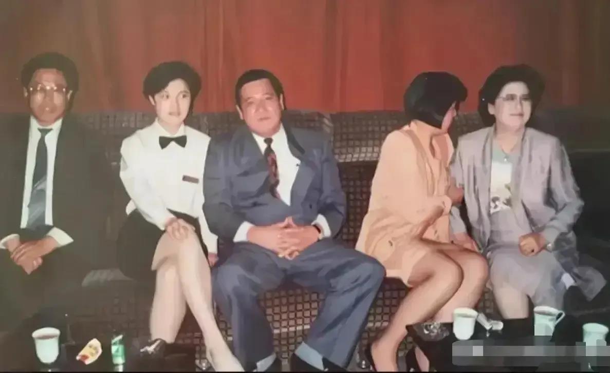 这张照片拍摄于1992年，广东省广州市的中国大酒店KTV里，一家港资公司老板和客