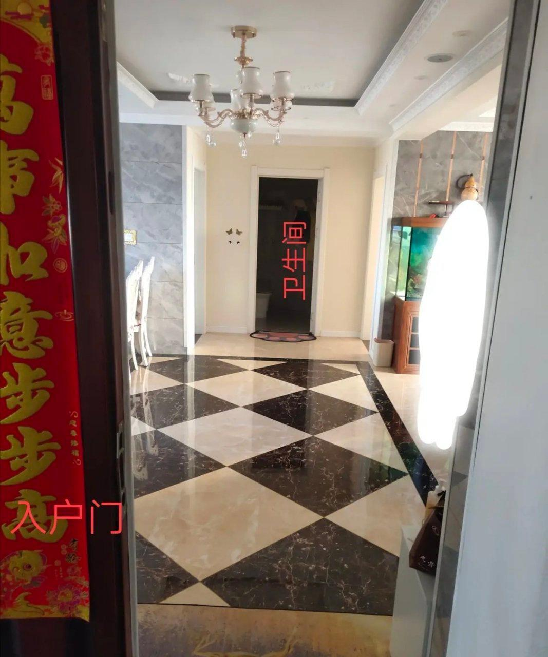 去舅舅家做客，进门就看到正对着大门的卫生间！

这好好的房子，格局怎么这么差？
