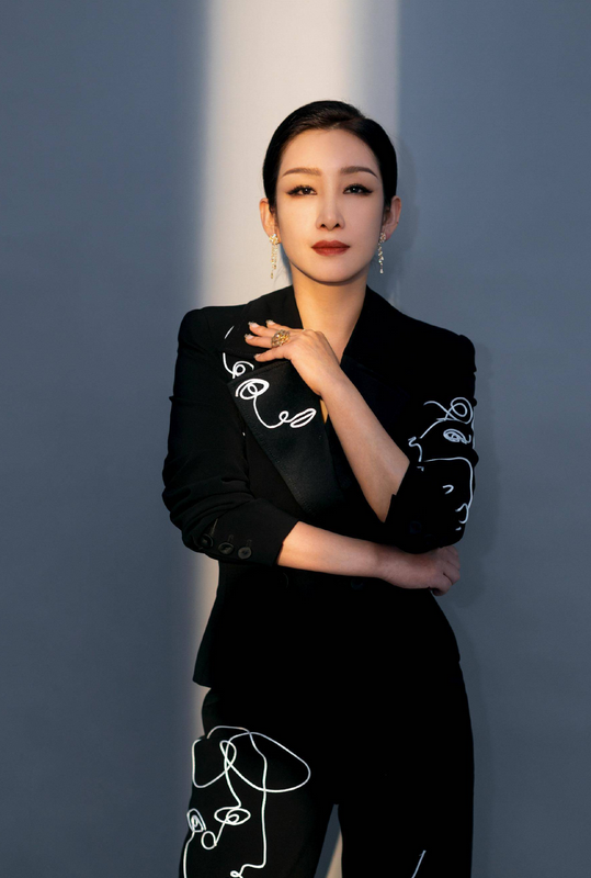 演员，秦海璐说，三十六岁，才生下儿子，仅仅过了十个月，老公就赶我出门去拍戏，我真