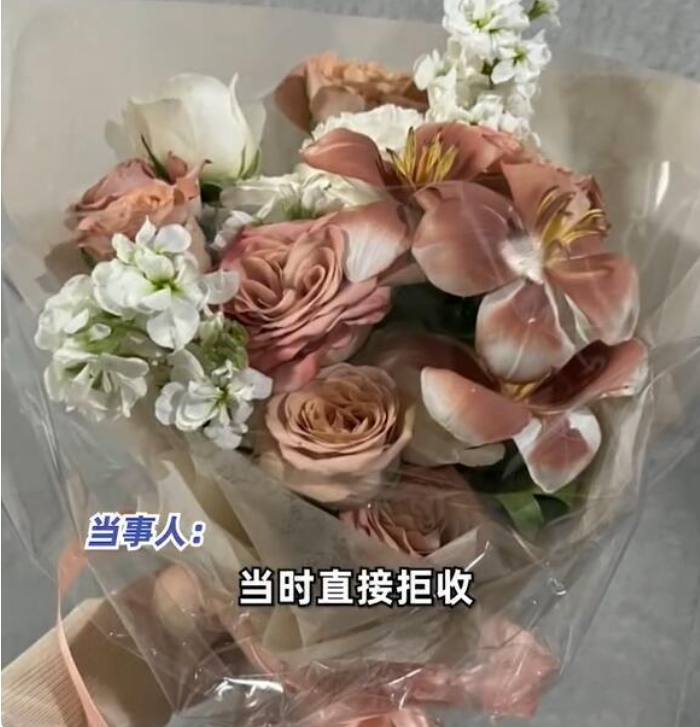 男子跨年夜送9块9鲜花，女友嫌便宜直接拒收！近日，云南昆明的刘女士，在跨年夜收到