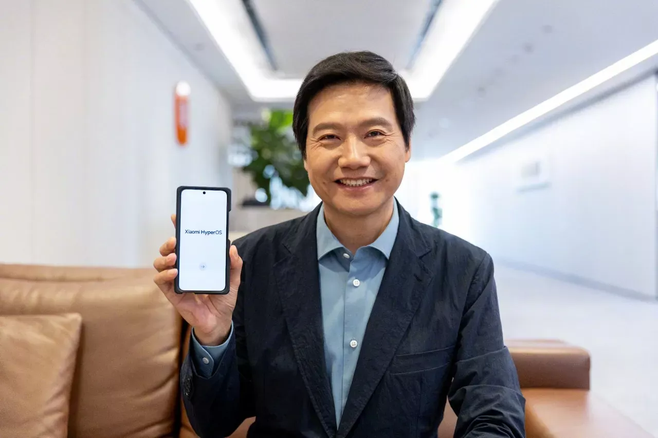 最新发布，激动人心！真是了不起，再也不怕美国敲诈了。
雷军微笑着面对镜头，展示新