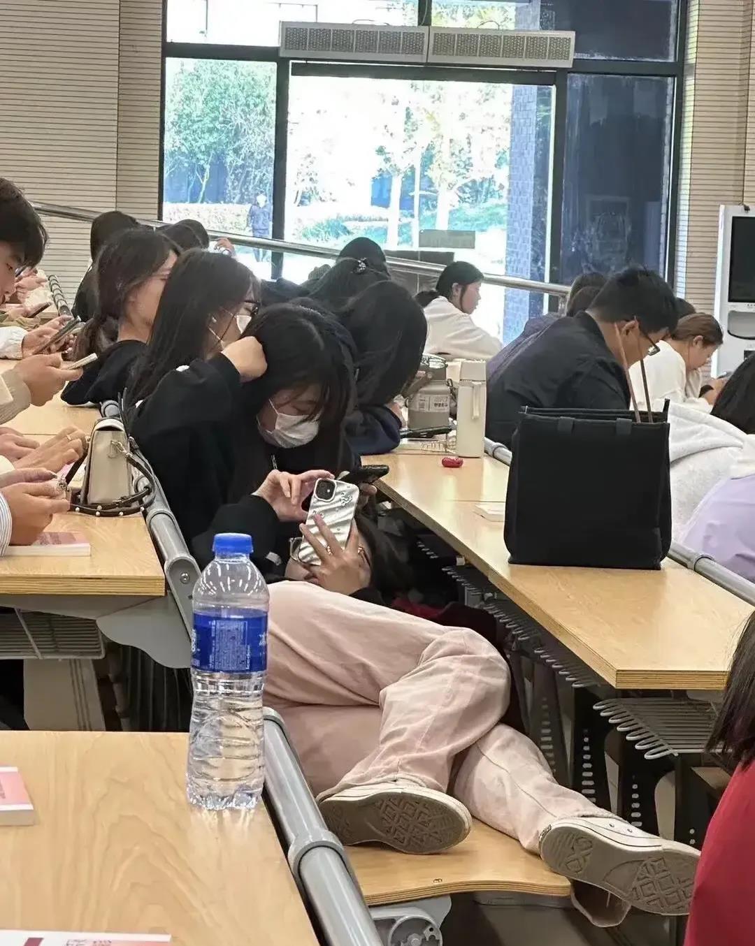 现在的大学生，让人教书都没有成就感！
作为一名老师，当你认认真真的备好课，
满怀