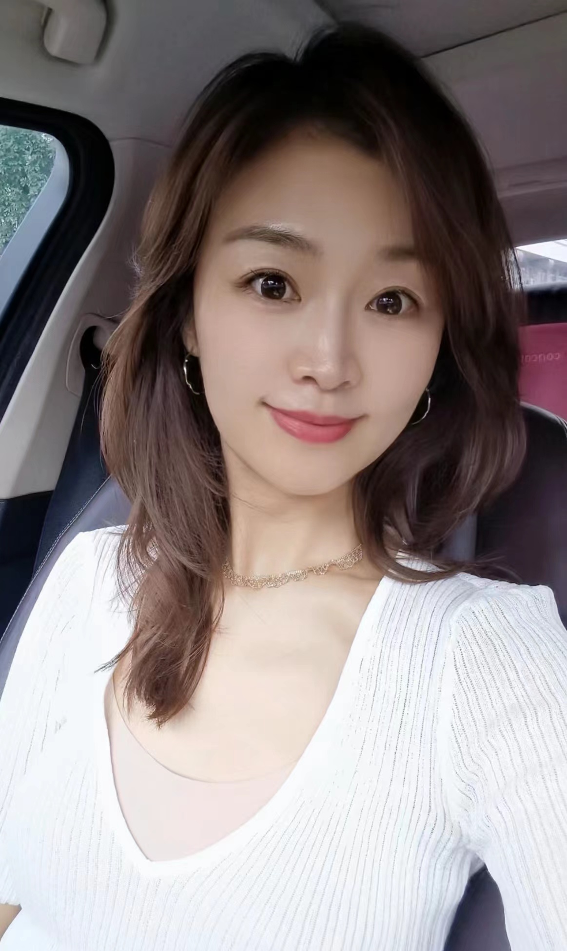 在高铁上，我坐在一位年轻女士旁边，她积极地与我交谈，问：“你介意帮我买份高铁快餐