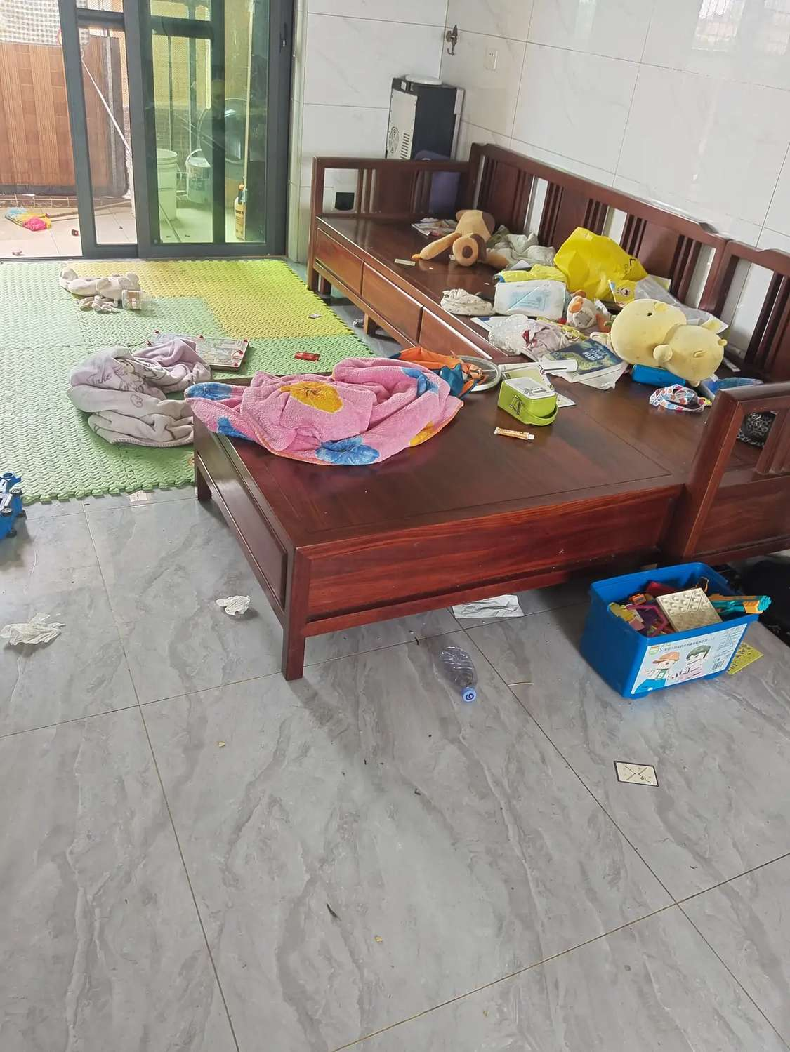 才37岁的我现在每天压力大的睡不着觉，每个月房贷要还快三千6，车贷要一千二，然而