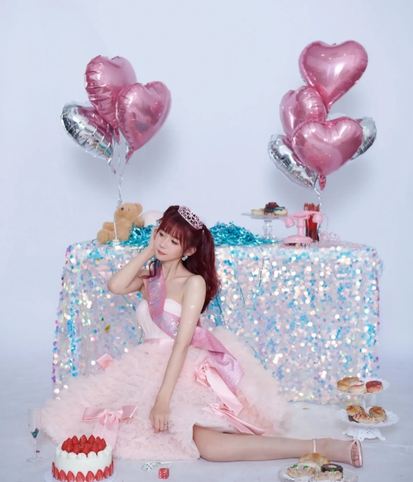 瞳夕发布生日写真：与时光握手，与岁月言和，祝我生日快乐#LOL主持人#亚运女神