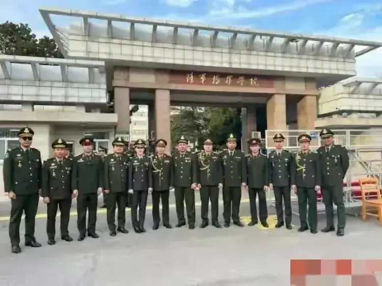 解放军陆军指挥学院外籍学员在校门口留影，这里面又会出什么大人物呢