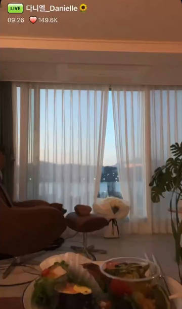 newjeans的宿舍条件真不错啊 这只是Danielle的房间