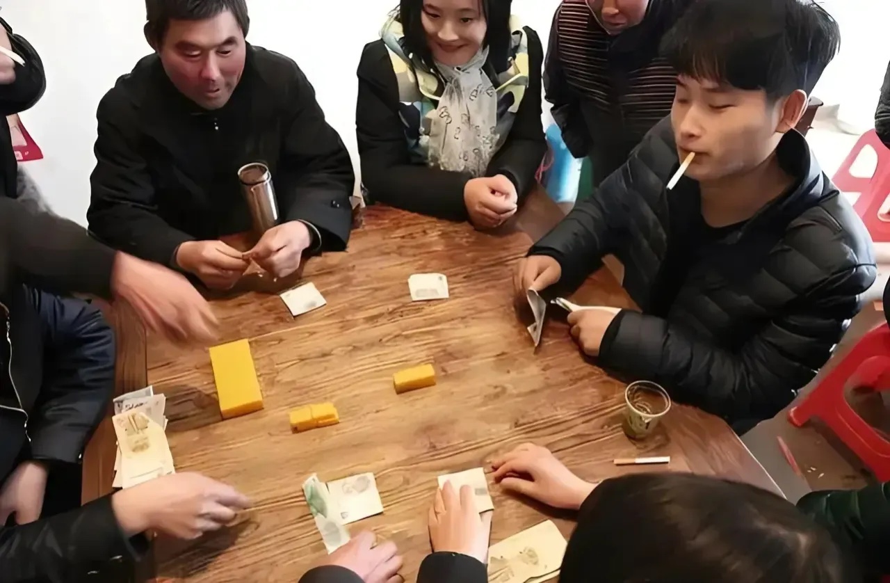 过年回老家的几批人，你觉得说的对不对？
第一批，提前一个月就回家了，白天睡觉，晚