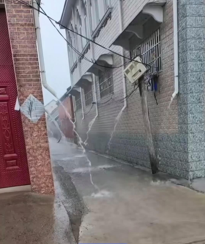 刚好去我朋友家，结果刚好下暴雨，去他家唯一的一条路成这样了，这是夹道欢迎吗
