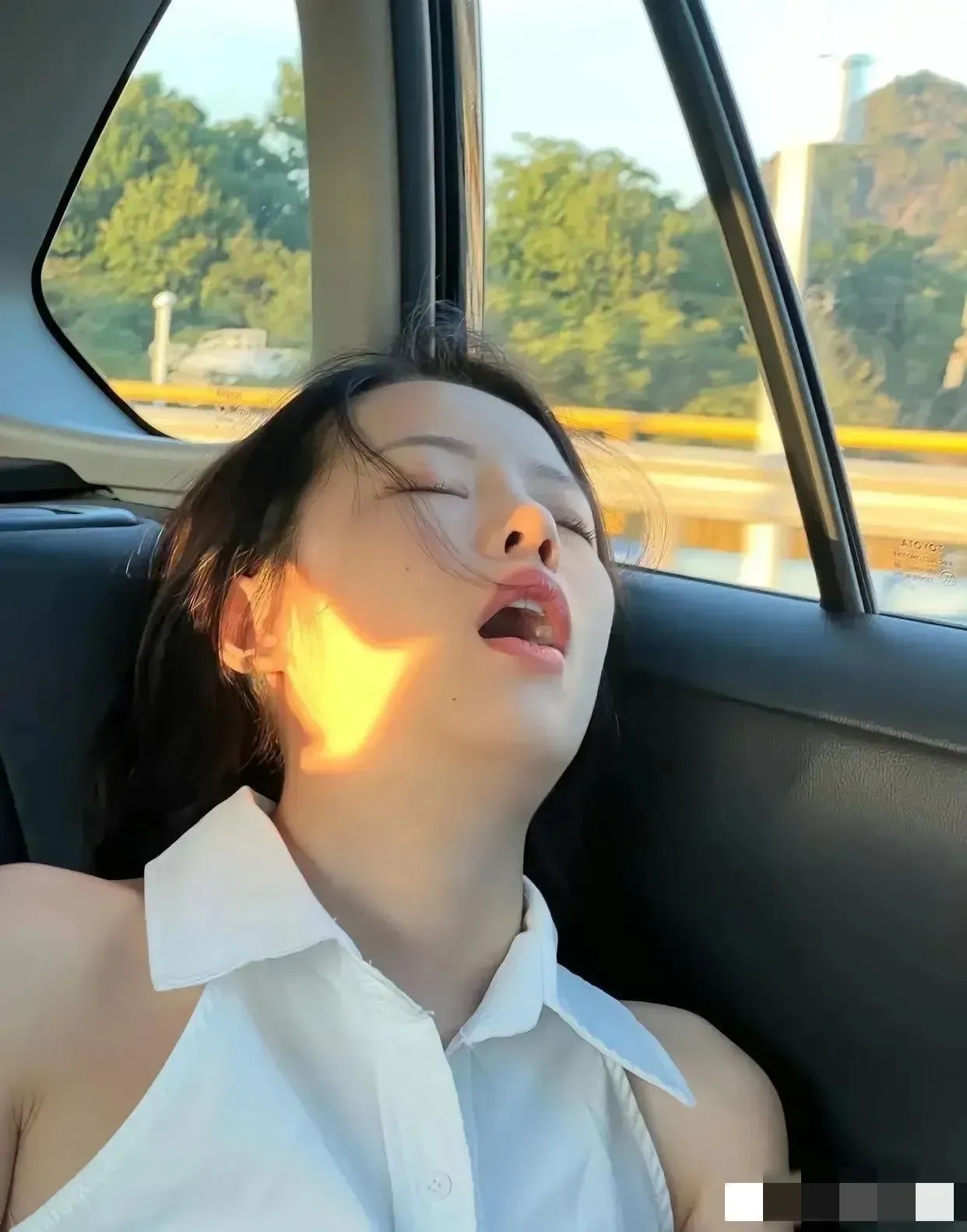 做梦是不是想吃东西呢？嘴长这么大。我发现现在很多女生睡觉都这个样子，张个嘴。是不