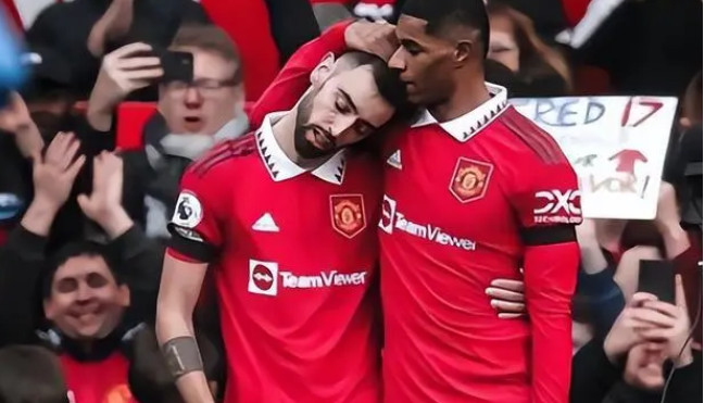 在后防线上，瓦拉内成为了曼联的防线支柱。